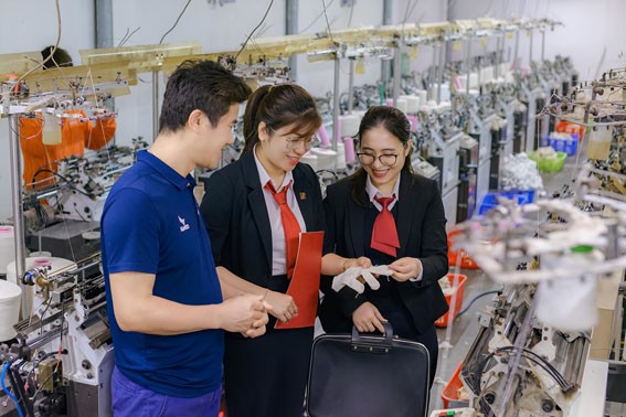 h1-10-64-4808 Cán bộ Agribank thẩm định hồ sơ cho vay. (Ảnh trong bài: Hà Phương Thảo)