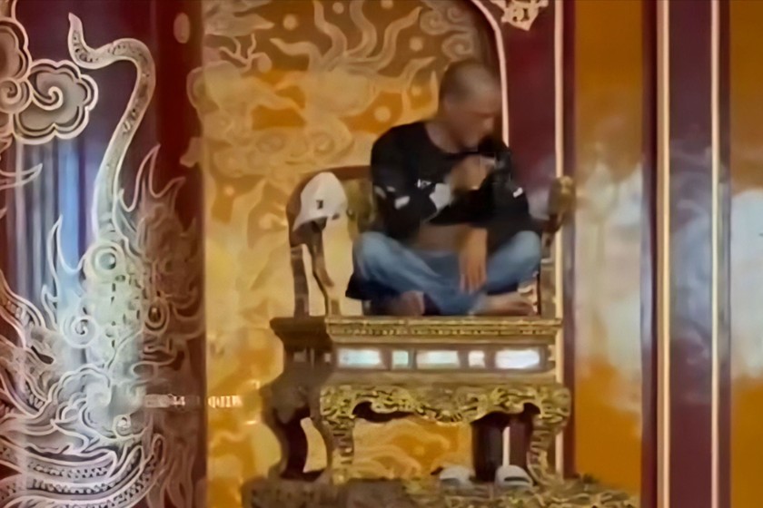 h4-9032-1714 Người đàn ông có quá khứ nghiện ma tuý vượt qua hàng rào bảo vệ, leo lên ngai vàng Triều Nguyễn ngồi xếp bằng và la lớn trước khi bẻ gãy bảo vật quốc gia này