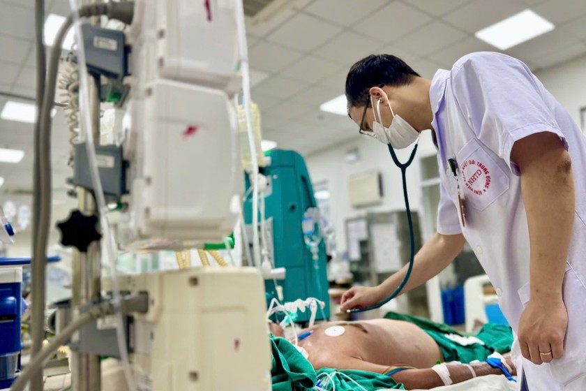 Các bác sĩ điều trị cho bệnh nhân. Ảnh: Thanh Thanh