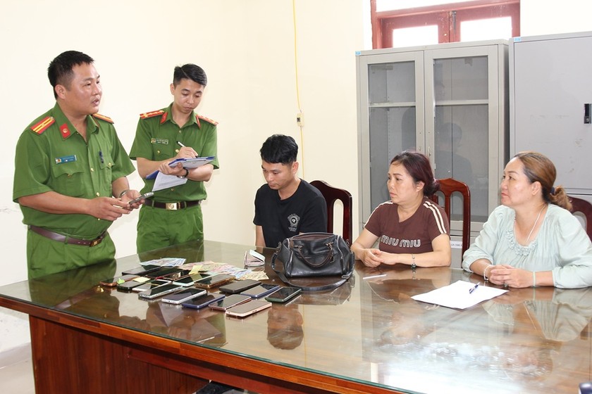 Cơ quan Công an lấy lời khai nhóm đối tượng và tang vật vụ án (Ảnh: CACC)