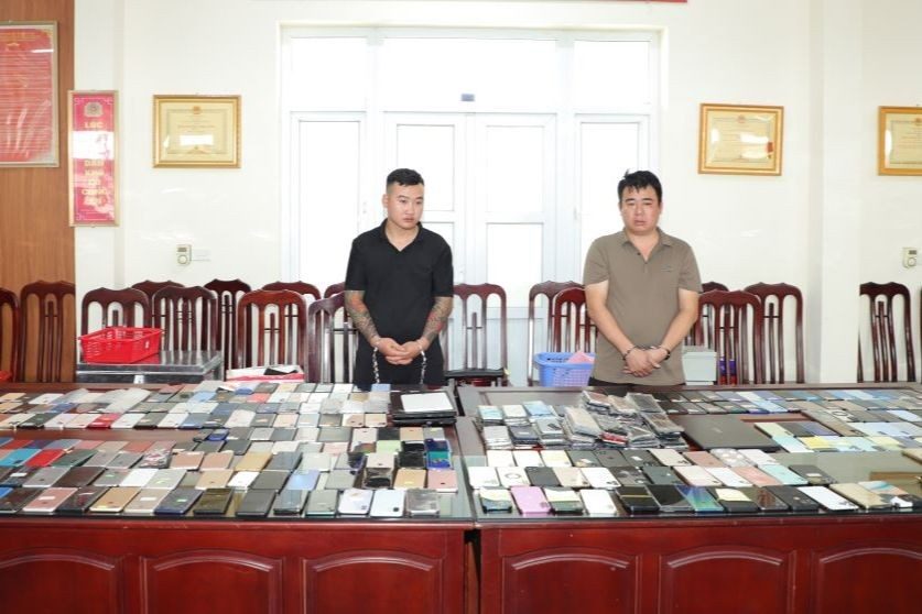 Các đối tượng cùng tang vật. (Ảnh: CACC)