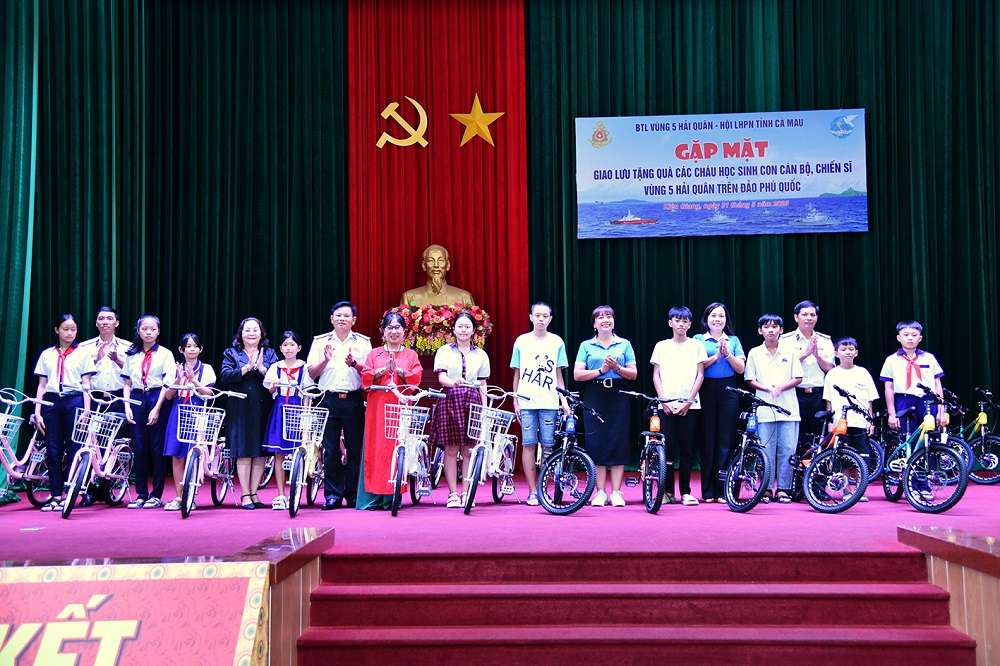 Hội Liên hiệp phụ nữ tỉnh Cà Mau mang yêu thương đến đảo xa