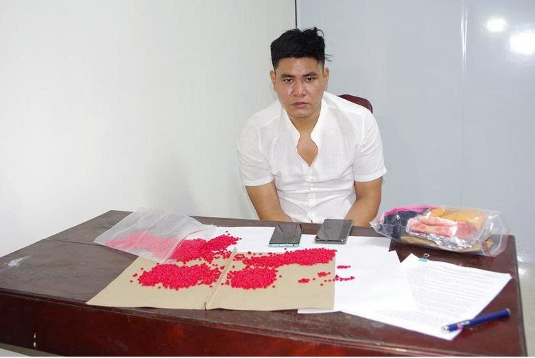 Đối tượng Dương Hoài Nam cùng tang vật.