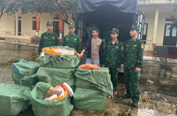 10-9556-9764 Đối tượng Thủy và tang vật bị Bộ đội Biên phòng tỉnh Quảng Ninh bắt giữ.