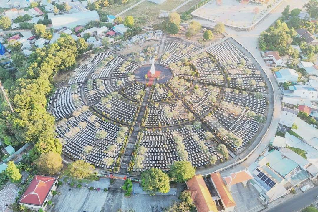 Cán bộ, chiến sĩ Vùng 5 Hải quân làm đẹp Nghĩa trang liệt sĩ Phú Quốc