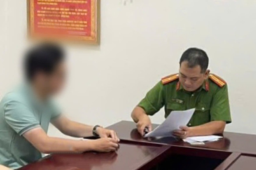 Công an làm việc với P.D. Ảnh: Công an Hà Nội.