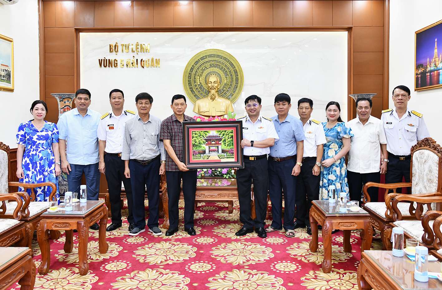 Hội Cựu chiến binh TP. Hà Nội thăm Bộ Tư lệnh Vùng 5 Hải quân