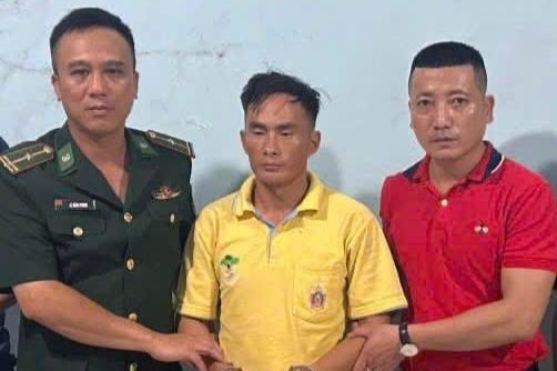 Đối tương Giang Seo Hòa (Áo vàng) bị lực lượng chức năng bắt giữ khi nhập cảnh qua cửa khẩu Cầu treo