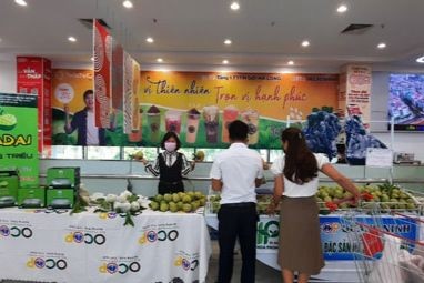 Anh Hoàng Đức Mạnh dùng kiến thức mình học hỏi trong trường đại học đem đến cho bà con nông dân cách thức sản xuất mới đạt hiệu quả cao. (Nguồn: HTX Hoa Phong)