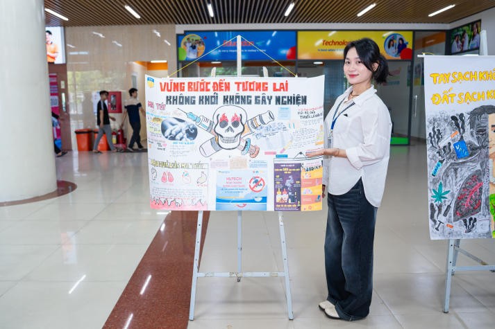 Sinh viên tham gia cuộc thi báo tường với chủ đề “Phòng, chống tác hại của ma túy và thuốc lá điện tử trong học đường”.