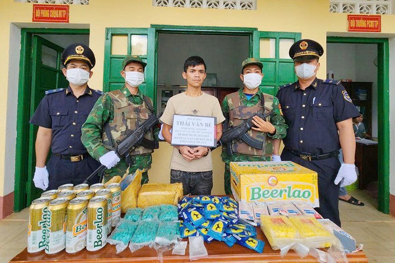 Đối tượng Thái Văn Bé cùng tang vật.