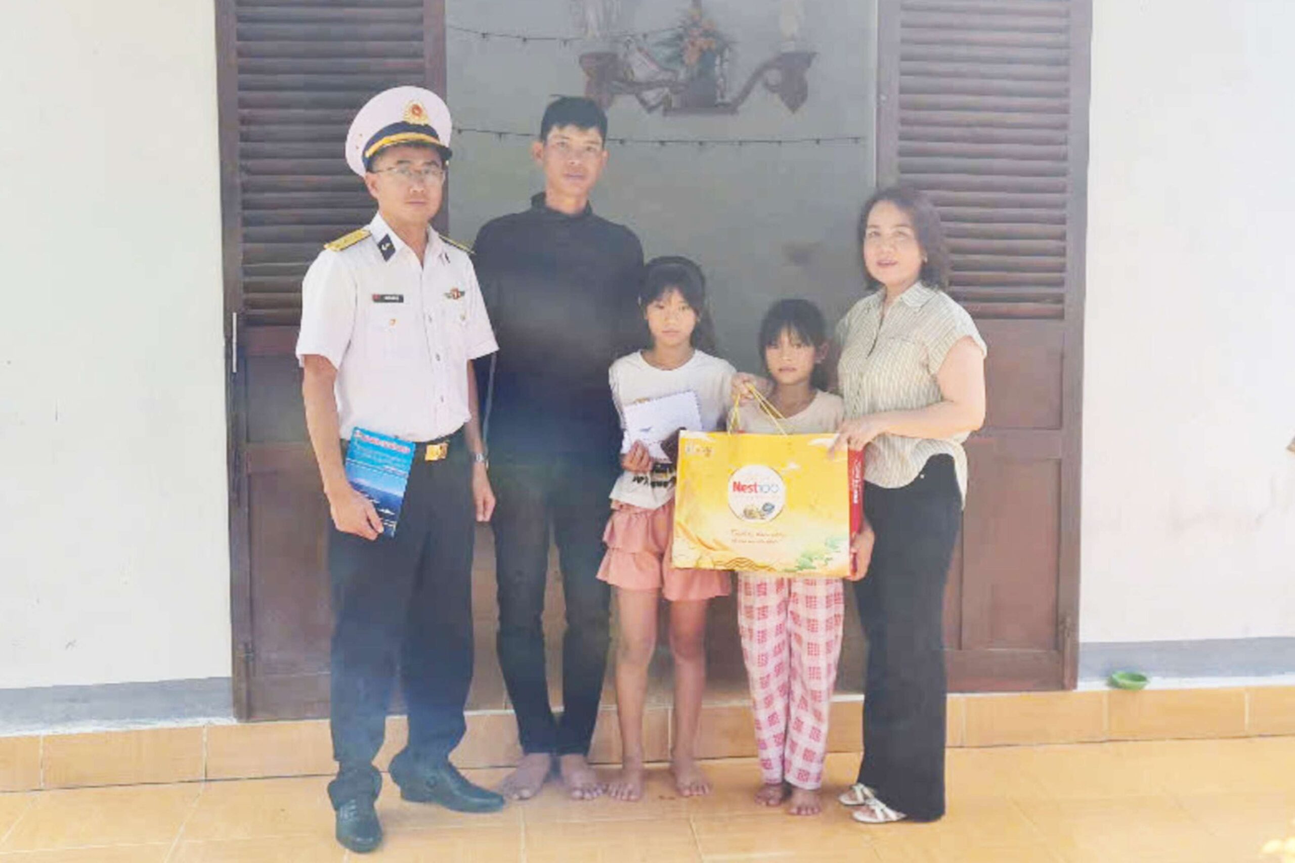 Lữ đoàn 162, Vùng 4 Hải quân thăm, tặng quà con ngư dân được đỡ đầu nhân dịp Tết thiếu nhi.