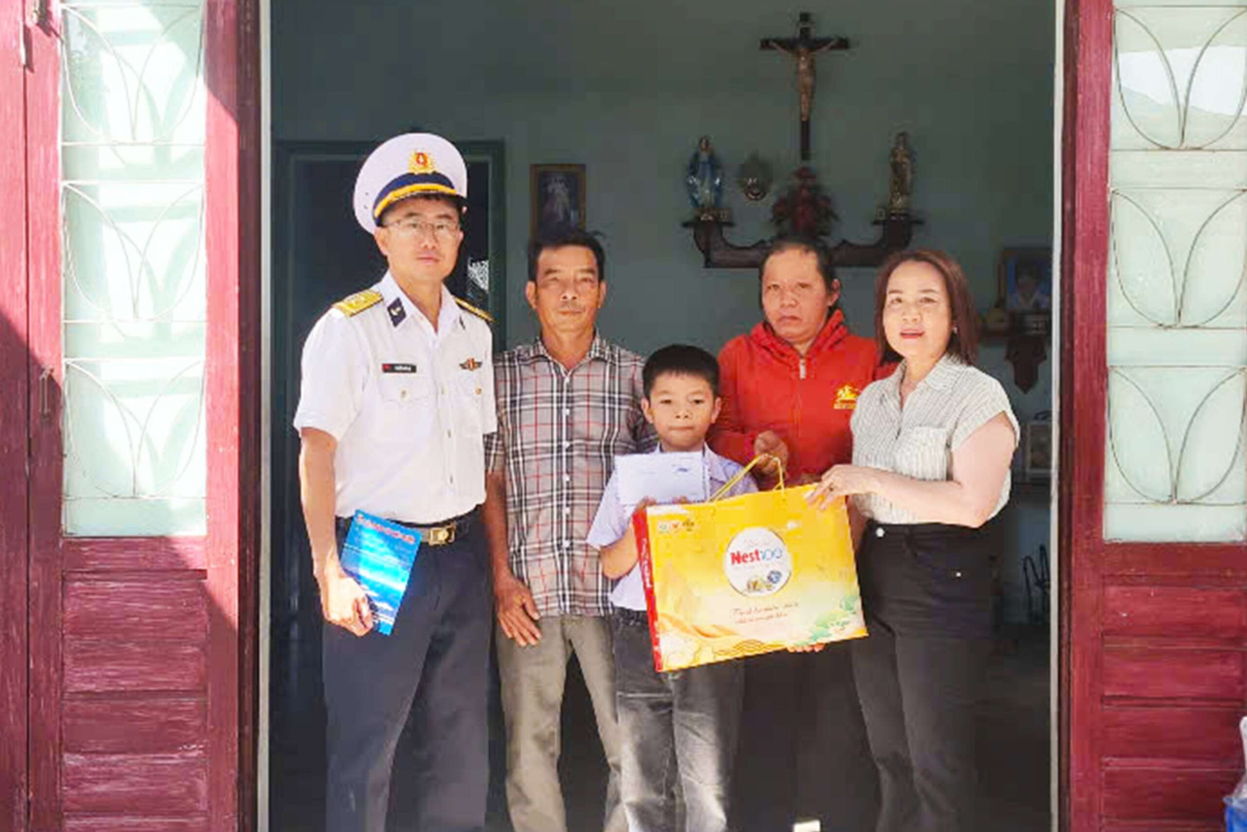 Lữ đoàn 162, Vùng 4 Hải quân thăm, tặng quà con ngư dân được đỡ đầu nhân dịp Tết thiếu nhi.