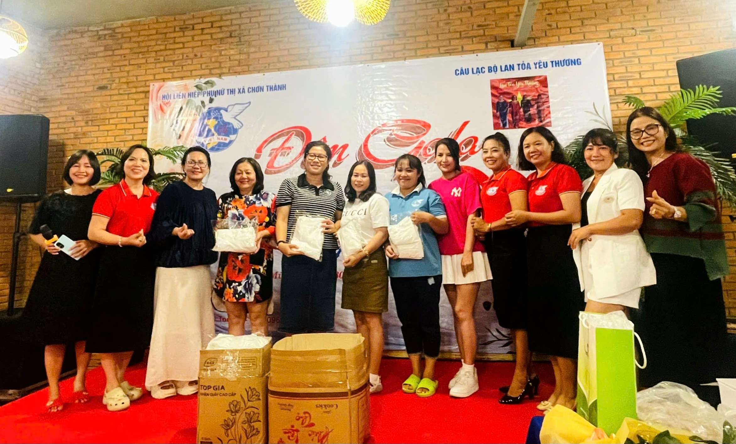 Bình Phước: Hội LHPN thị xã Chơn Thành phối hợp CLB “Lan Tỏa Yêu Thương” tổ chức chương trình “Đồng hành cùng cơ sở, gắn kết yêu thương” tại Bình Thuận