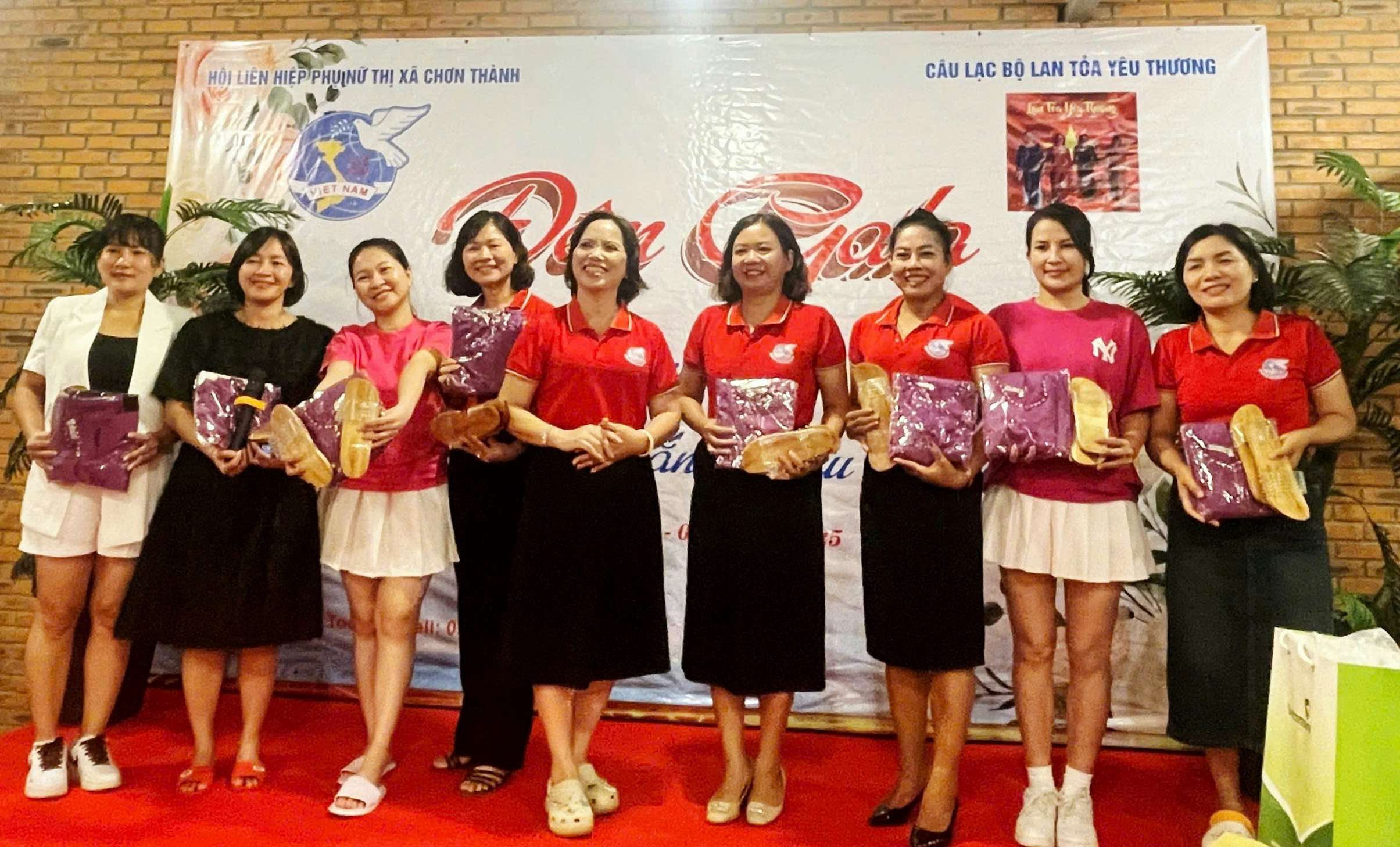 Bình Phước: Hội LHPN thị xã Chơn Thành phối hợp CLB “Lan Tỏa Yêu Thương” tổ chức chương trình “Đồng hành cùng cơ sở, gắn kết yêu thương” tại Bình Thuận