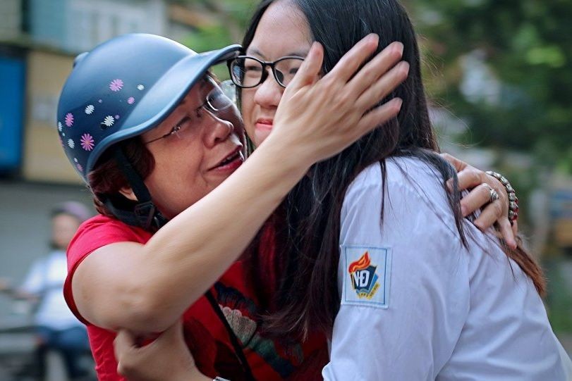 dong-vien-con-thi-tot-bdpq-2330-944 Phụ huynh luôn là “điểm tựa” an toàn cho các thí sinh trong mùa thi. (Ảnh: Lê Anh Dũng)