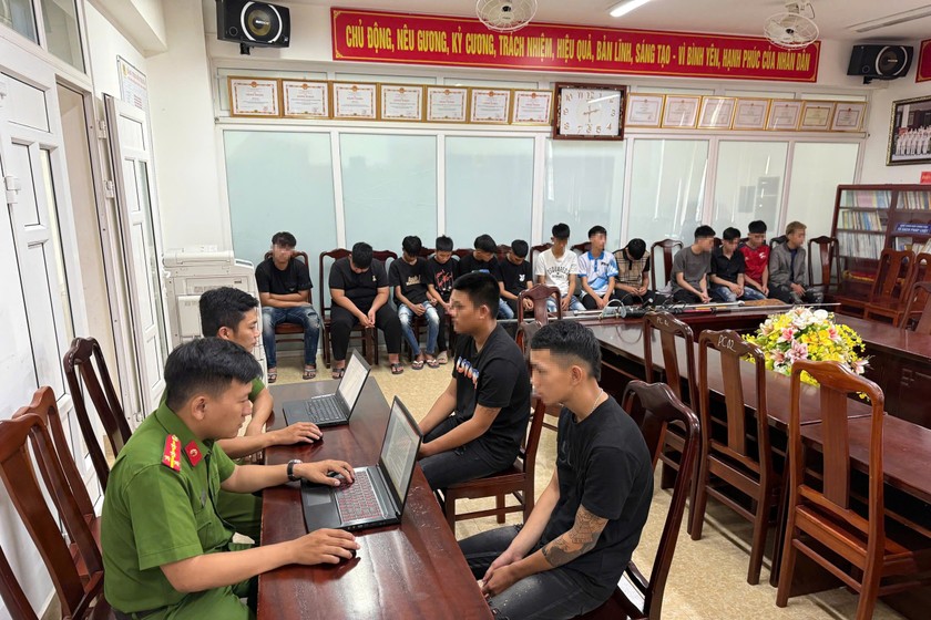 Công an thành phố Huế làm việc với nhóm thanh thiếu niên.