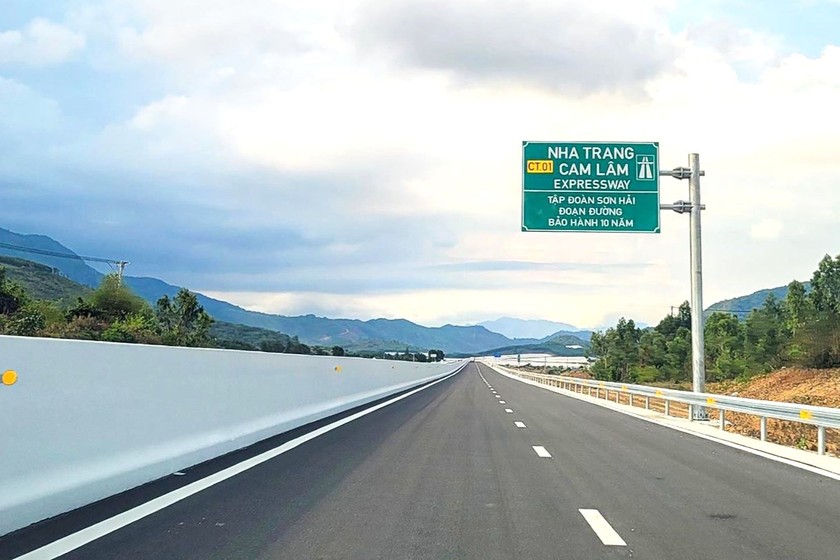 ha-176-197 Cao tốc Nha Trang - Cam Lâm do Sơn Hải - một doanh nghiệp xây dựng tư nhân đầu tư và xây dựng theo hình thức PPP, trị giá hơn 4.300 tỷ đồng.