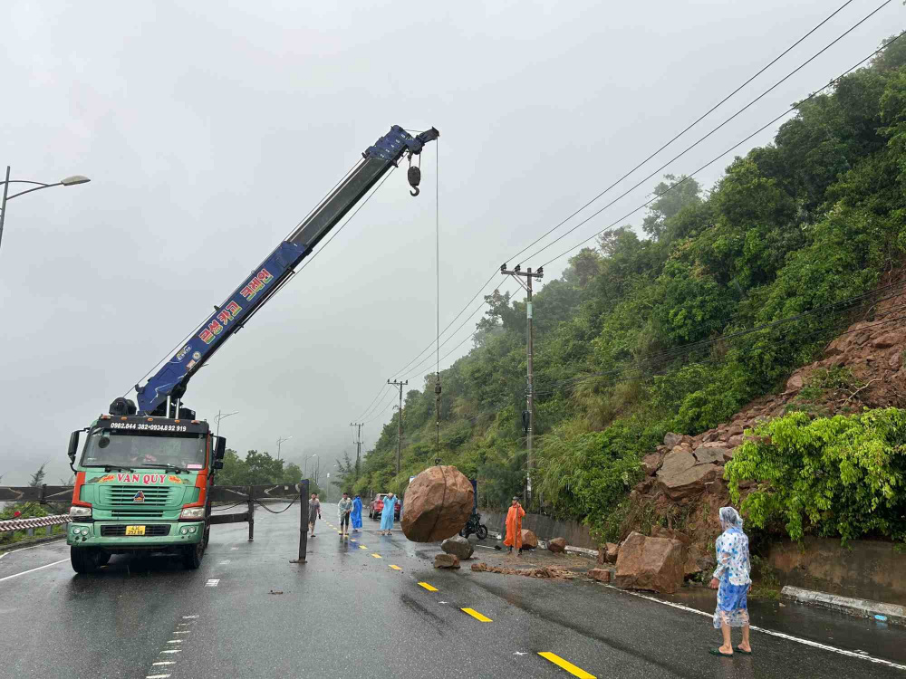 Bão số 1 gây sạt lở nhiều điểm trên đường lên bán đảo Sơn Trà, Đà Nẵng - Ảnh: Kenh14.vn