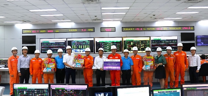 nhiet-dien-vinh-tan-sat-canh-cung-nguoi-lao-dong-dam-bao-van-hanh-mua-kho_6839e1c961a33 Ông Thiên Thanh Sơn - Bí thư Đảng ủy, Giám đốc Công ty và Ông Văng Thanh Hùng - Chủ tịch Công đoàn Công ty động viên đoàn viên, người lao động tại Phòng Điều khiển Trung tâm.