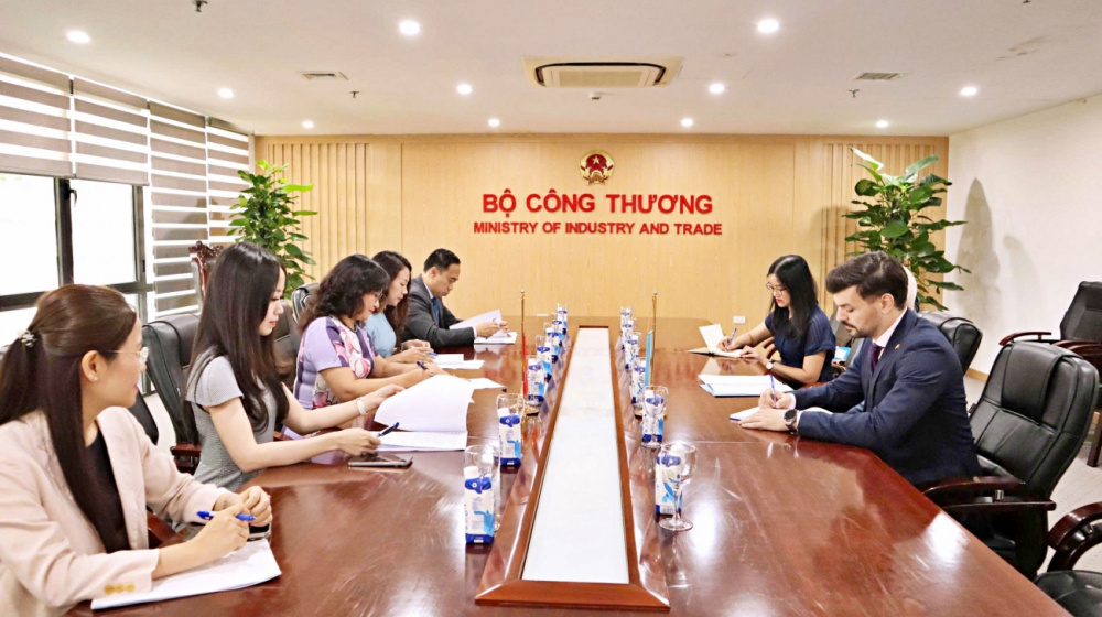 THỨ TRƯỞNG PHAN THỊ THẮNG LÀM VIỆC VỚI ĐẠI SỨ ARGENTINA TẠI VIỆT NAM