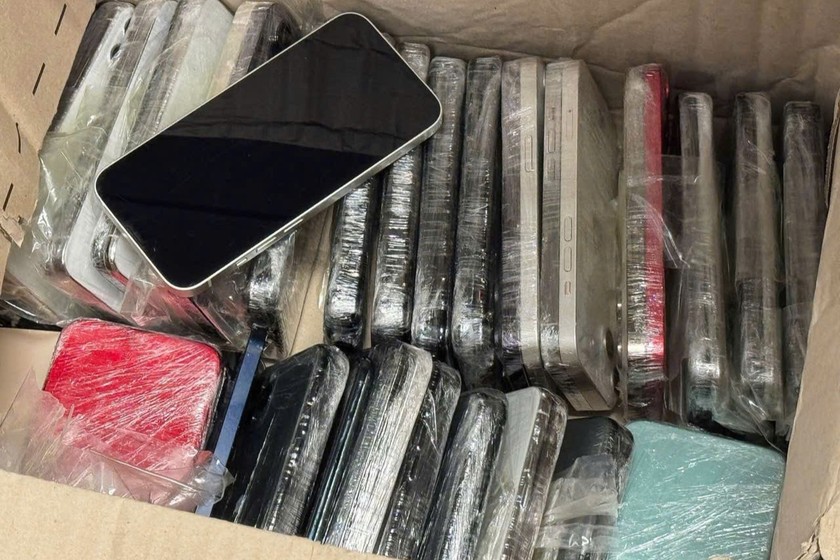 tang-vat-dthoai-7216-7094 Tang vật là những chiếc điện thoại đã qua sử dụng. (Ảnh: H.Hậu)