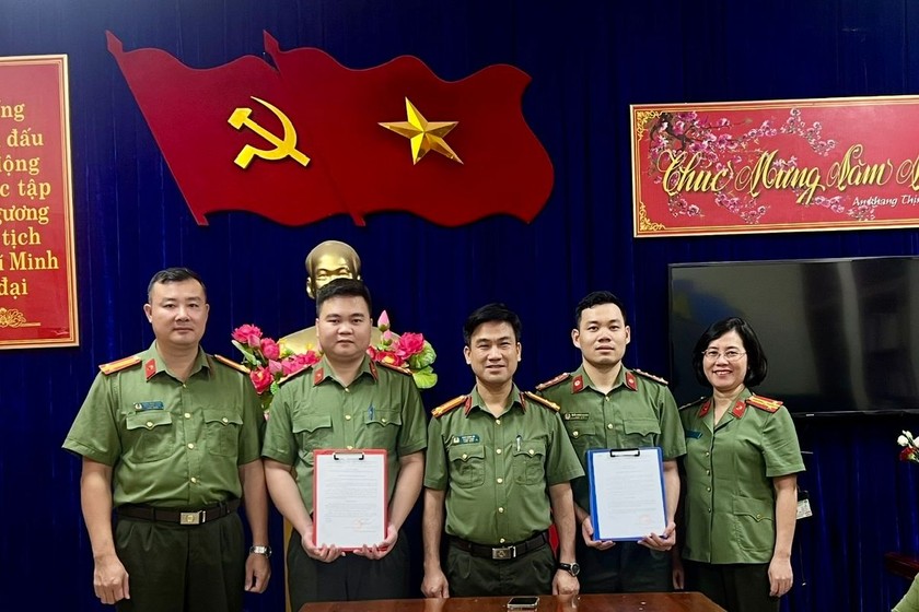 z6674131070891-4f665aa2c110c32e71db5f4d2bea19d5-2704-9066 Lãnh đạo Phòng An ninh điều tra Công an tỉnh Yên Bái trao quyết định điều động công tác cho cán bộ, chiến sĩ.