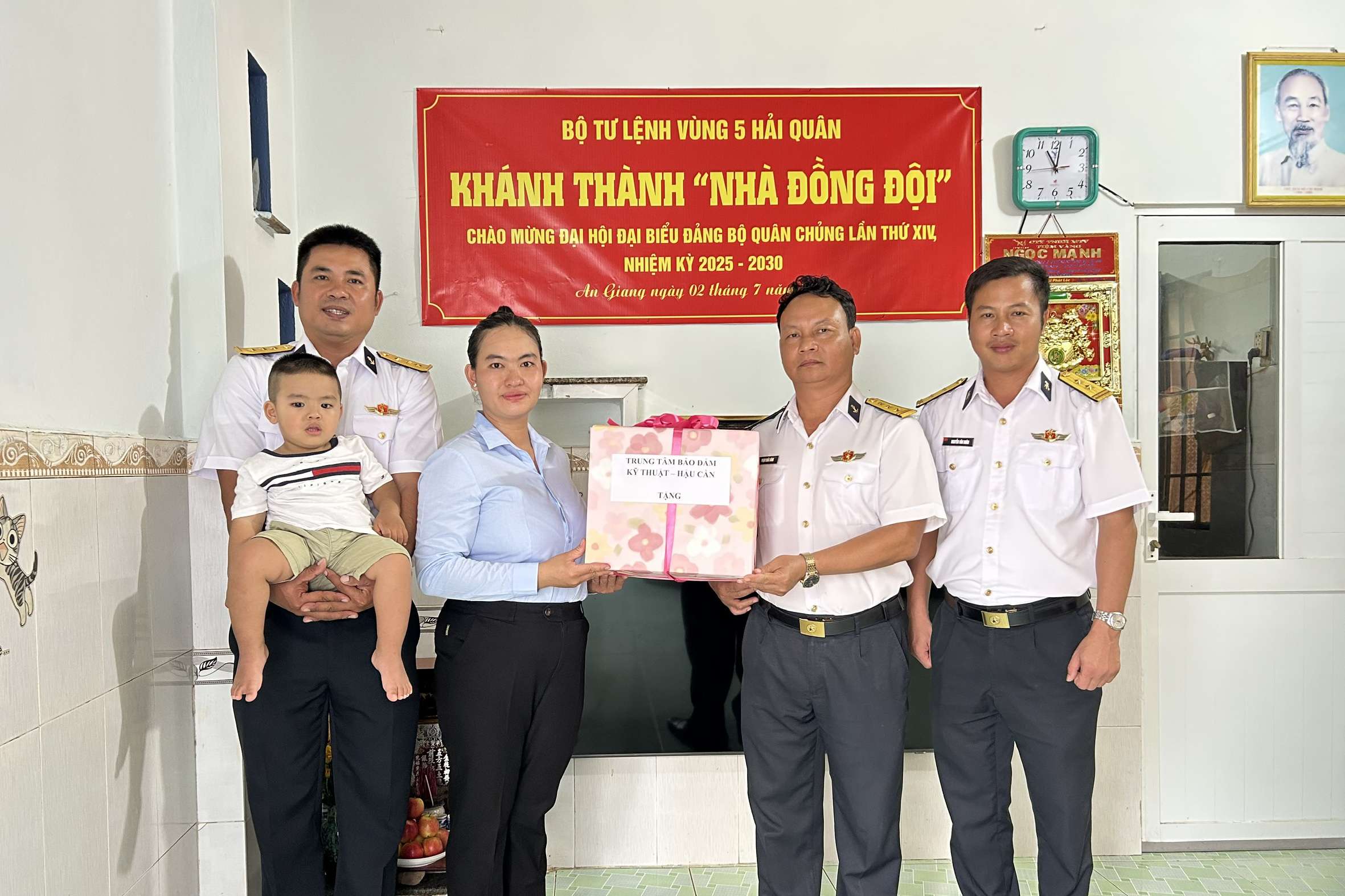 Mái nhà giữa lòng đồng đội