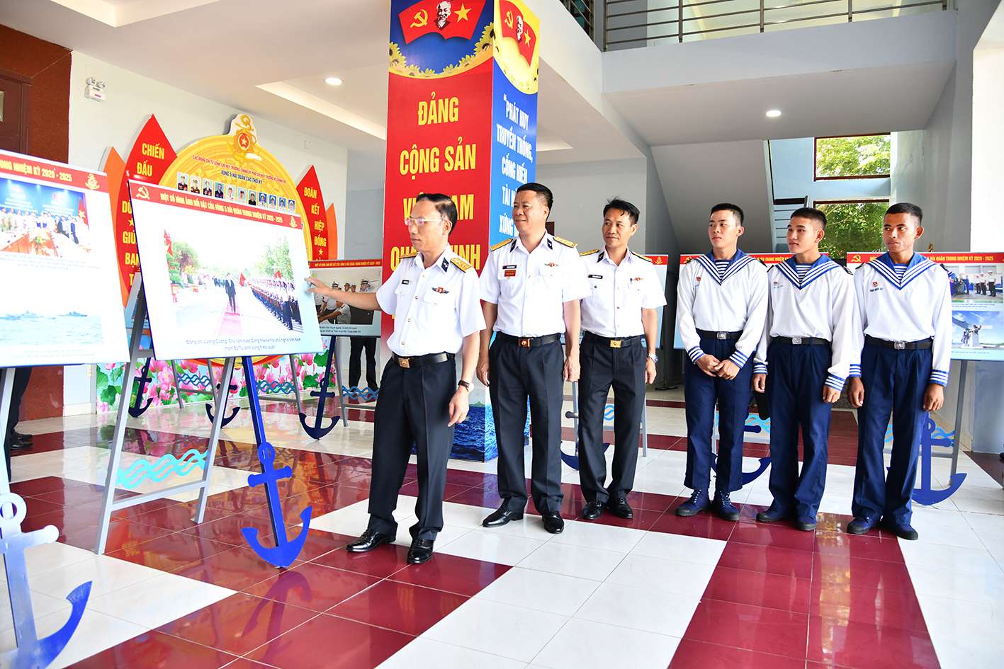 Vùng 5 Hải quân trưng bày ảnh “Tự hào người chiến sĩ Hải quân”