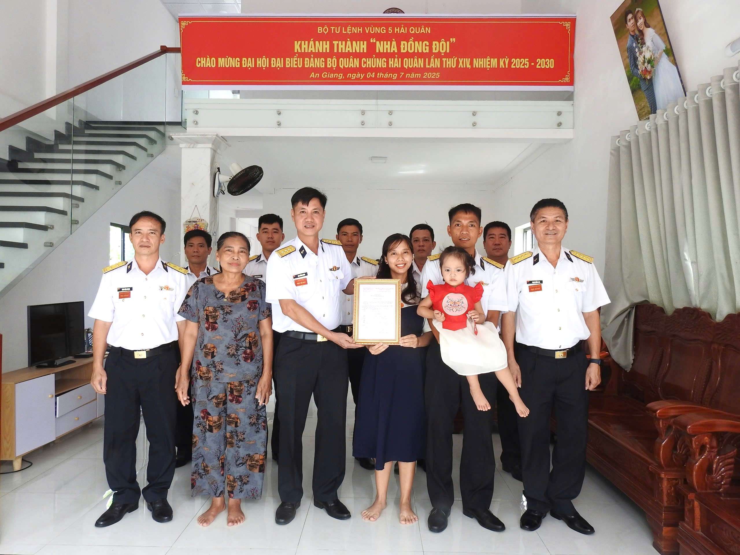 Bộ Tư lệnh Vùng 5 Hải quân bàn giao 4 “Nhà đồng đội”