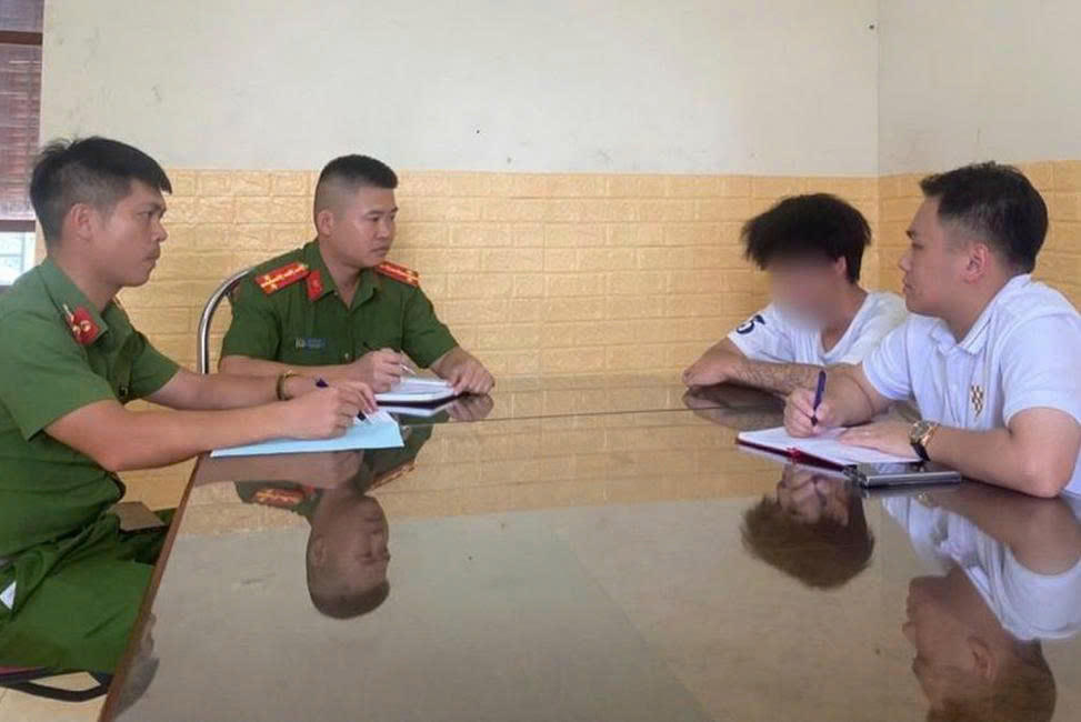 Phát hiện thiếu niên 15 tuổi người nước ngoài nhập cảnh trái phép vào Việt Nam Phát hiện thiếu niên 15 tuổi người nước ngoài nhập cảnh trái phép vào Việt Nam