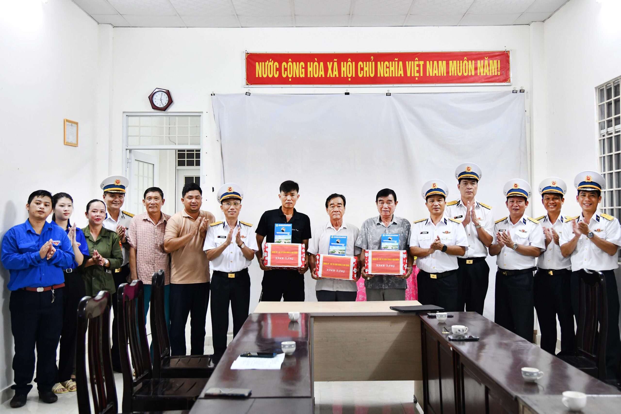 Đậm sâu nghĩa tình quân dân nơi đảo ngọc