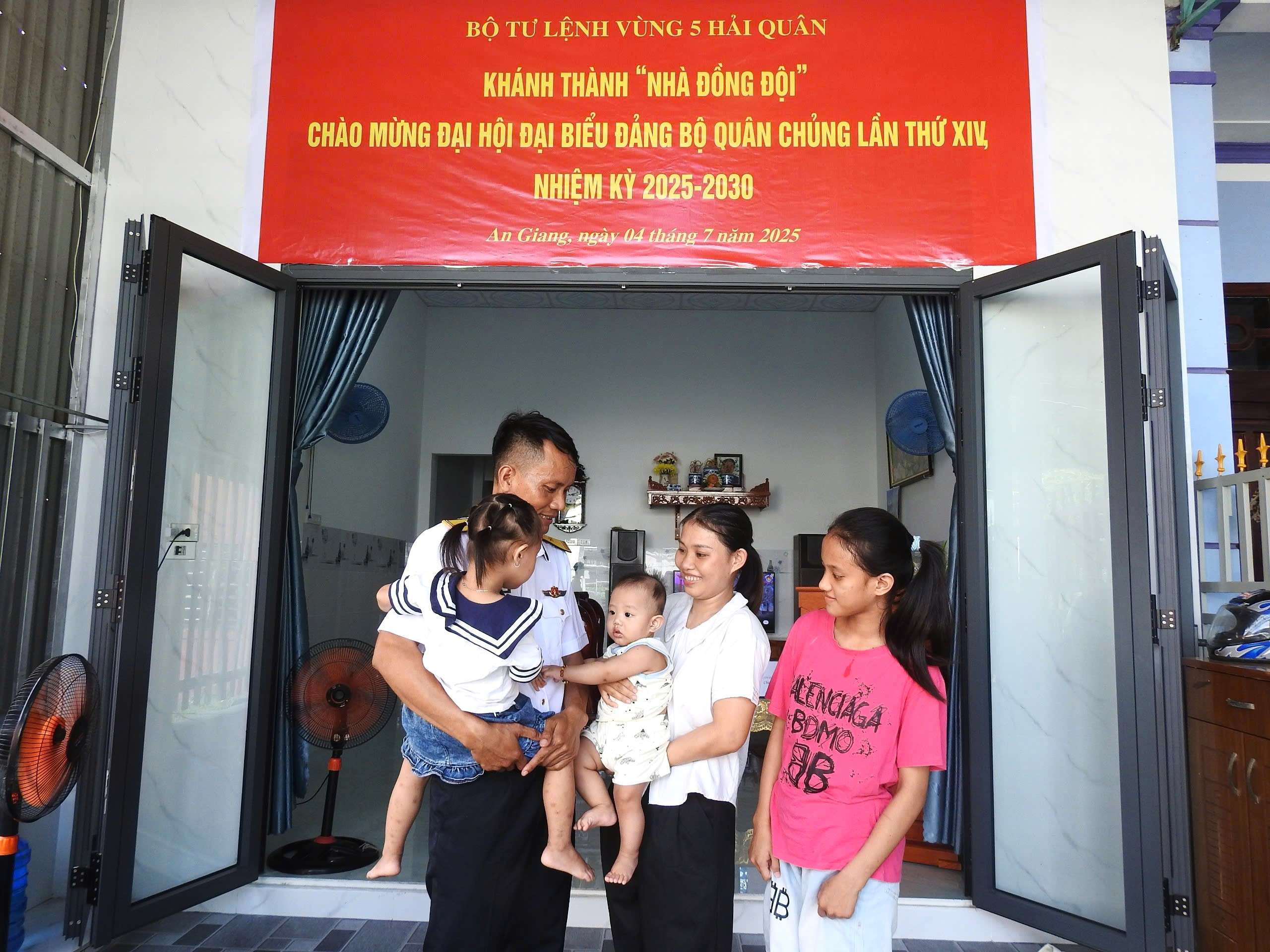 Bộ Tư lệnh Vùng 5 Hải quân bàn giao 4 “Nhà đồng đội”