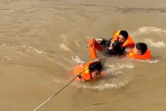 Kịp thời cứu vớt cô gái trẻ nhảy cầu Vĩnh Tuy xuống sông Hồng Kịp thời cứu vớt cô gái trẻ nhảy cầu Vĩnh Tuy xuống sông Hồng