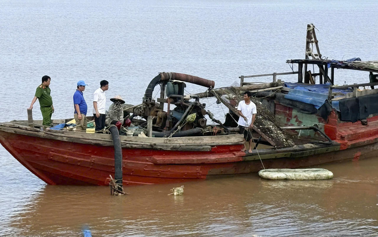Bắt giữ đối tượng khai thác cát trái phép trên sông Gianh Bắt giữ đối tượng khai thác cát trái phép trên sông Gianh