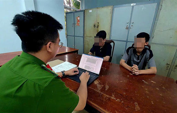 Khởi tố 2 thanh, thiếu niên mang hung khí đi nhậu, đâm người trong đêm Khởi tố 2 thanh, thiếu niên mang hung khí đi nhậu, đâm người trong đêm