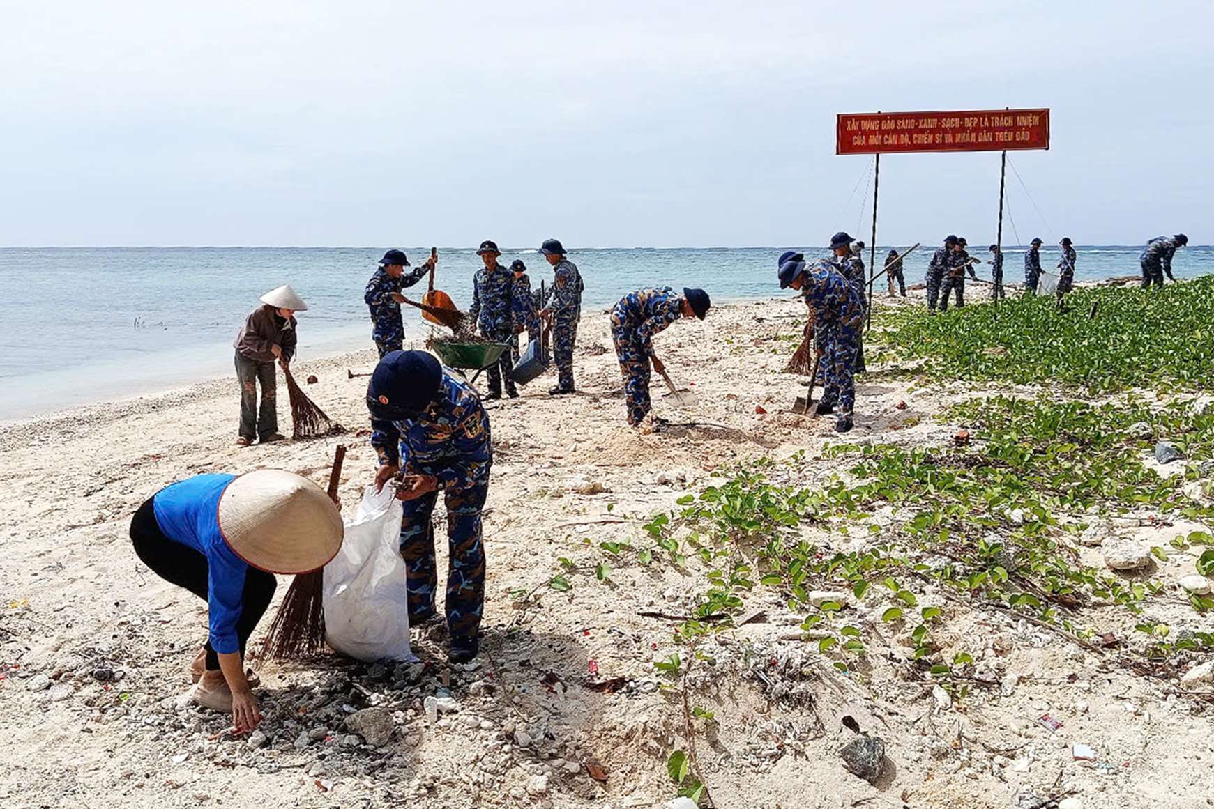 Tuổi trẻ Vùng 4 Hải quân sôi nổi thực hiện “Ngày chủ nhật xanh”