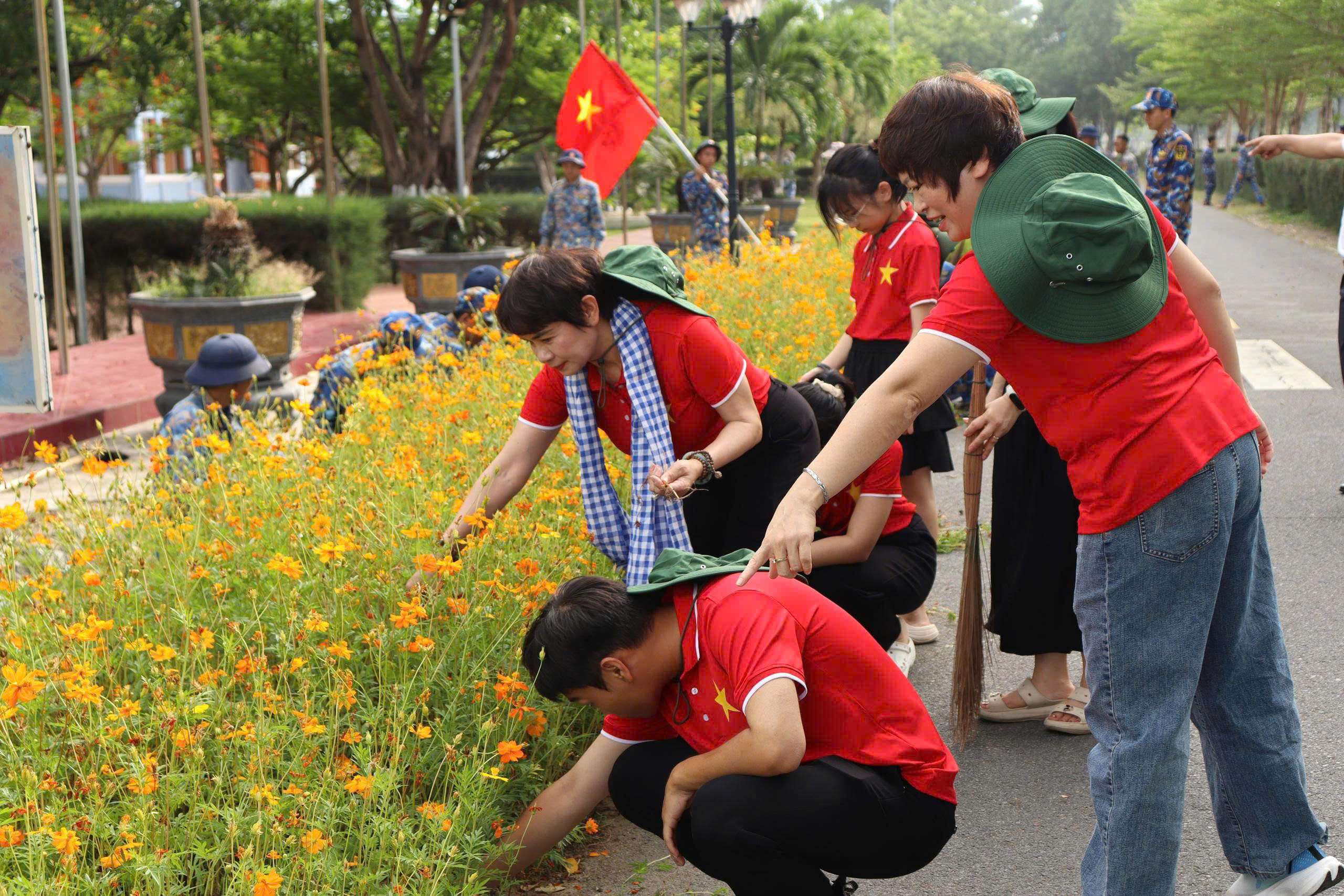 Tuổi trẻ Vùng 4 Hải quân sôi nổi thực hiện “Ngày chủ nhật xanh”