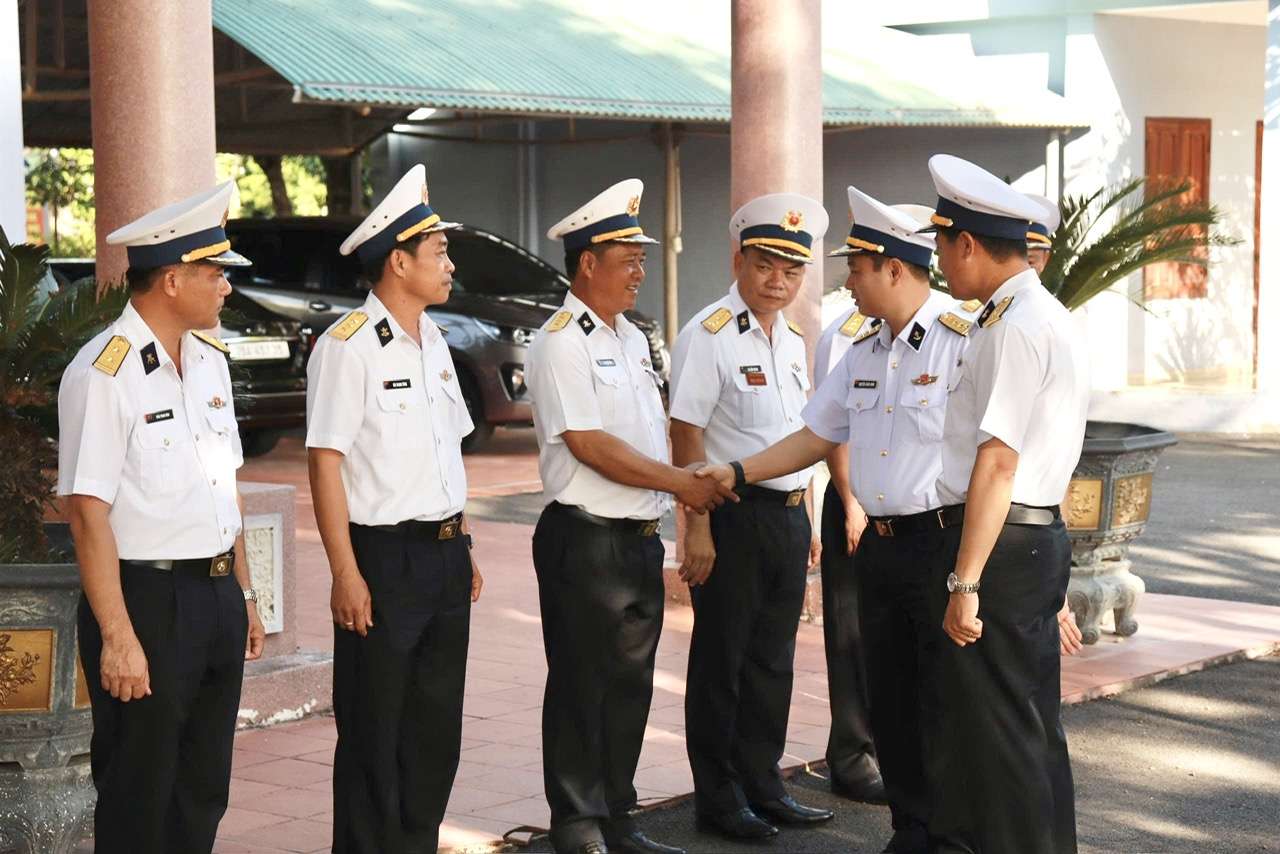 Phó Tư lệnh, Tham mưu trưởng Vùng 4 Hải quân thâm nhập, nắm tình hình thực hiện nhiệm vụ tại Lữ đoàn 101.