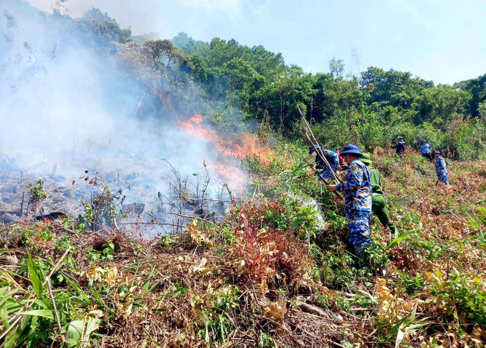 Cán bộ, chiến sĩ Vùng 3 Hải quân giúp nhân dân chữa cháy rừng