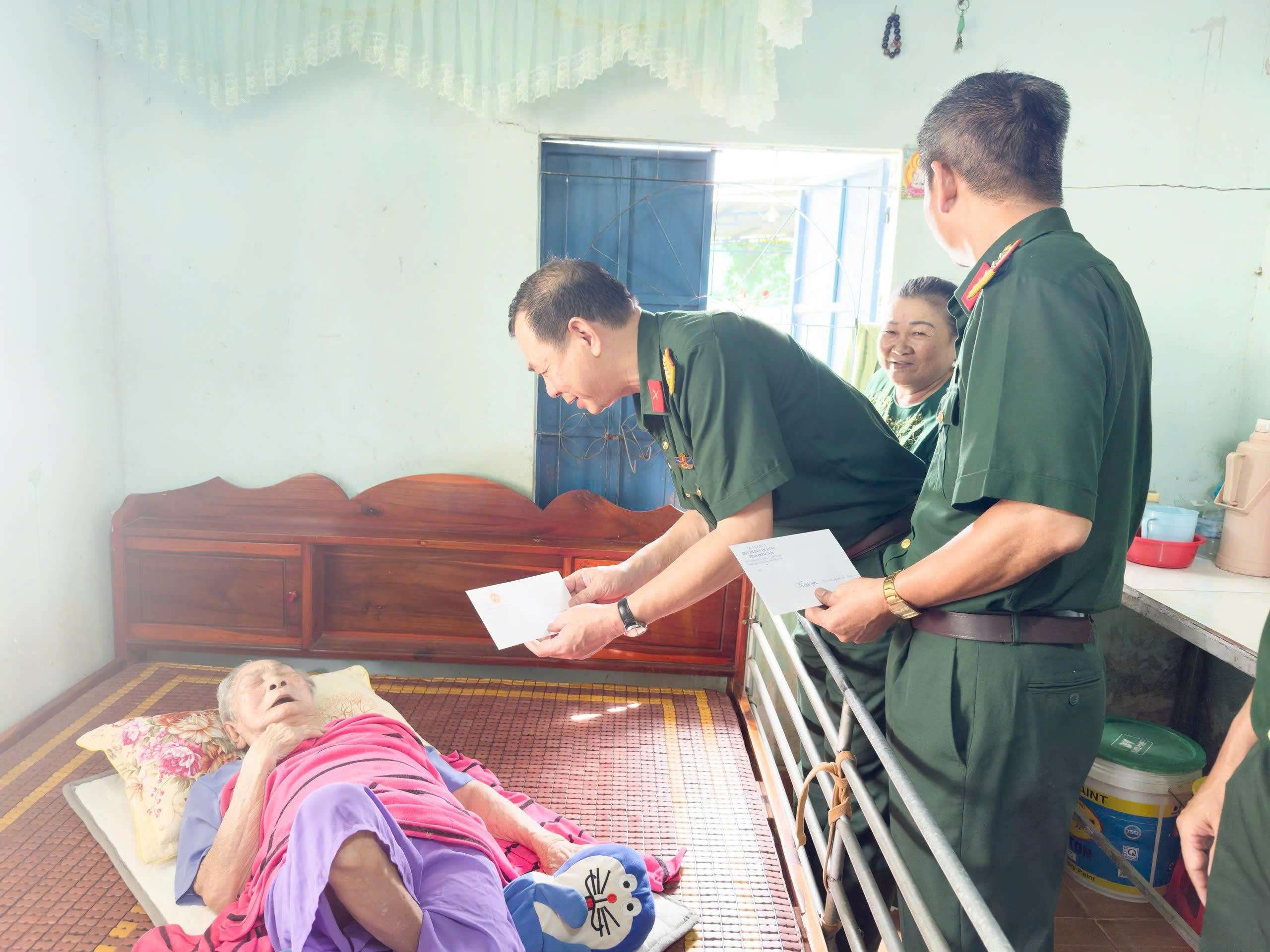 Đoàn công tác Quân khu 7 thăm và trao tặng quà mẹ Việt Nam anh hùng Nguyễn Thị Đừng.