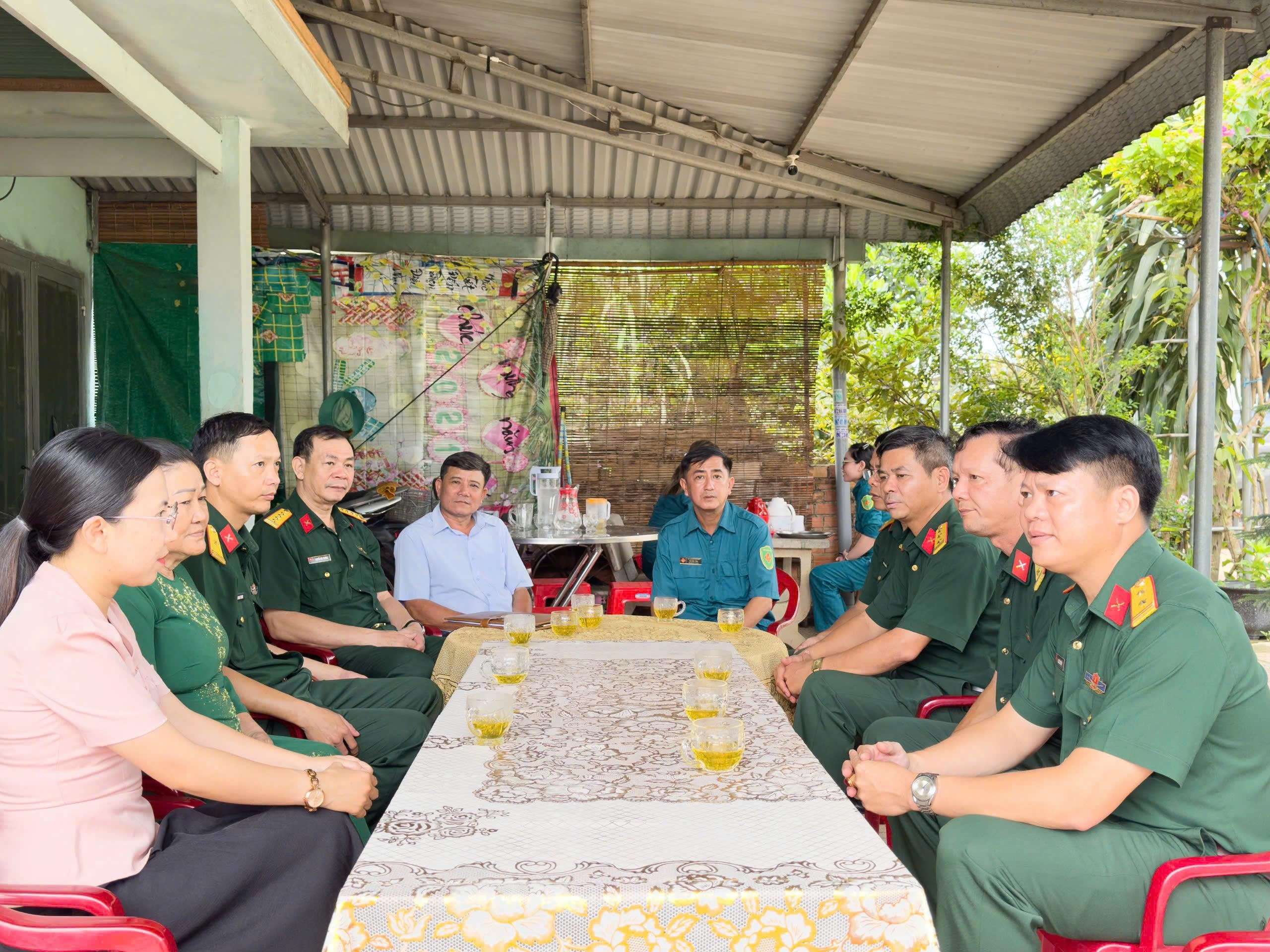 Đoàn công tác Quân khu 7 thăm và trao tặng quà mẹ Việt Nam anh hùng Nguyễn Thị Đừng.