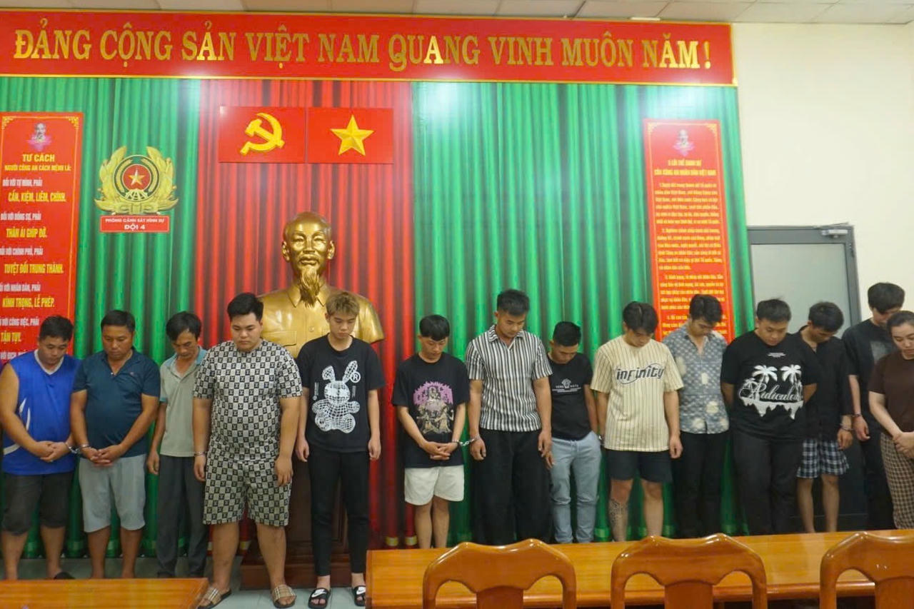 Thanh niên 30 tuổi cầm đầu băng nhóm mua bán 'bóng cười' tại TP HCM, thu lợi 105 tỷ đồng Thanh niên 30 tuổi cầm đầu băng nhóm mua bán 'bóng cười' tại TP HCM, thu lợi 105 tỷ đồng