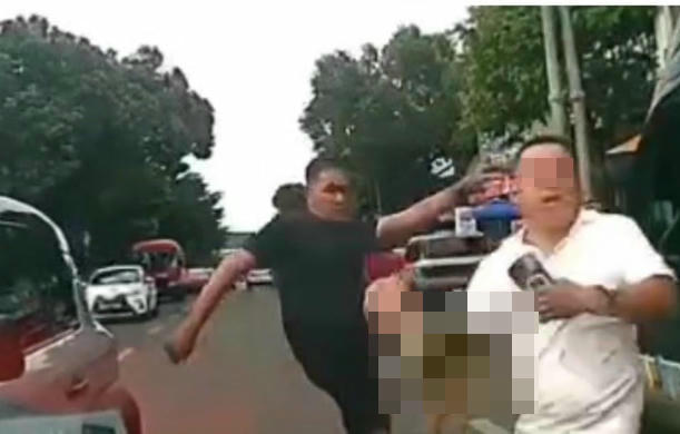 Đá gãy xương sườn tài xế khác sau va chạm giao thông