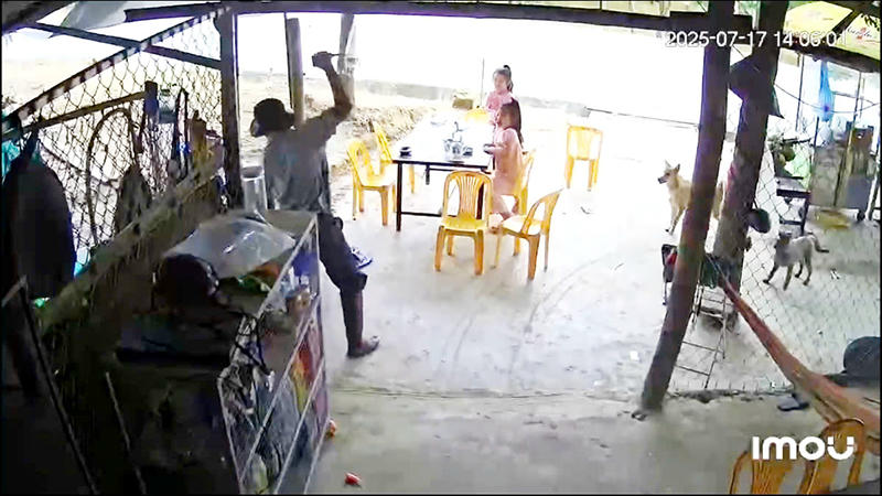 Tạm giữ đối tượng chém người trong quán nước mía