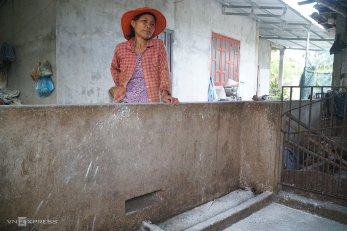 heo-o-quang-ngai-1752931215-9814-1752932202 Bà Thu bên chuồng heo trống trơn vì toàn bộ heo đã chết vì dịch tả, chiều 19/7. Ảnh: Phạm Linh