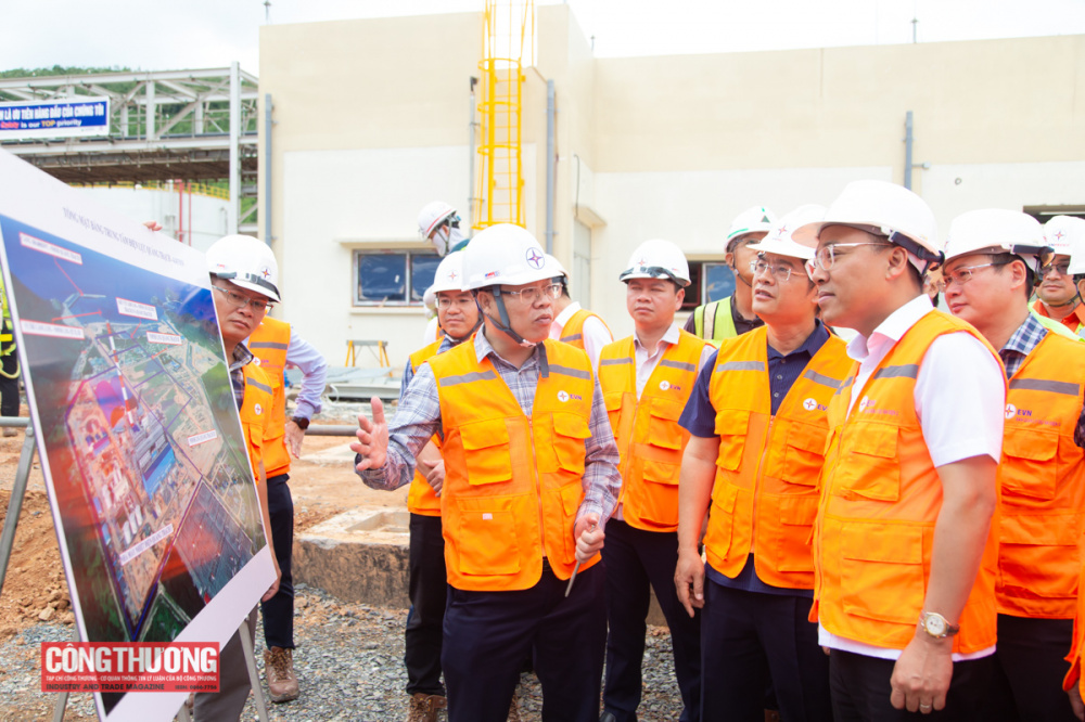 Đại diện EVN báo cáo tình hình thực hiện các dự án tại Trung tâm Điện lực Quảng Trạch