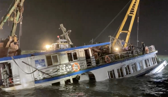 Tàu được kéo vào bờ và lật lại vào rạng sáng 20/7. Ảnh: Quân chủng Hải quân