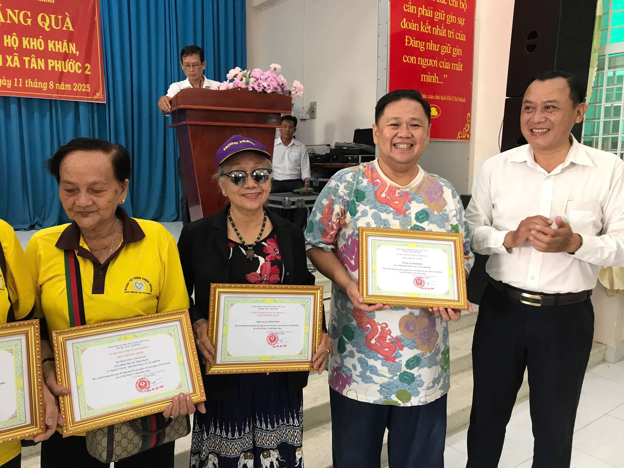 Nghệ sĩ Minh Béo và Mái Ấm Thiện Duyên trao quà cho người dân khó khăn tại tỉnh Đồng Tháp và Vĩnh Long