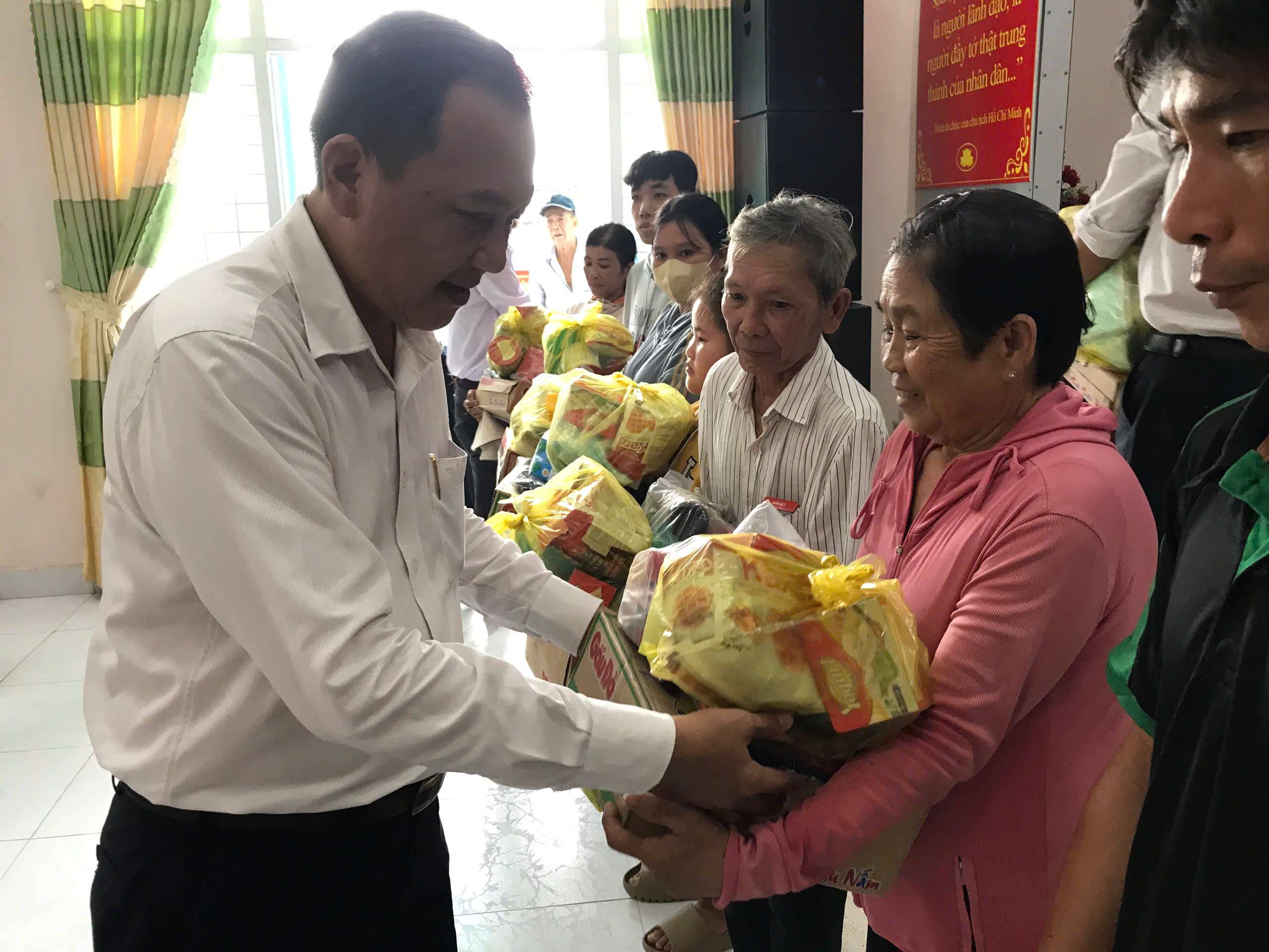 Nghệ sĩ Minh Béo và Mái Ấm Thiện Duyên trao quà cho người dân khó khăn tại tỉnh Đồng Tháp và Vĩnh Long